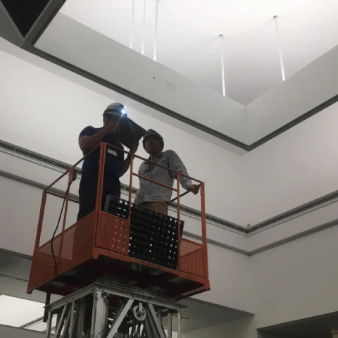 美術館照明プロジェクトの現地調査:専門家が施設の建築条件や設備状況を詳細に調査し、理想的な光環境について理解を深める様子