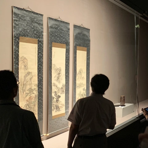 美術館での光の現地検証:提案した照明器具を使用し、照度、色温度、色再現性、均一性を実際の空間で確認する専門家の様子