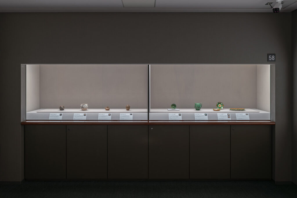 リニューアルされた大阪市立東洋陶磁美術館の展示ケース写真:安宅コレクションと李秉昌コレクションを中心にした韓国・中国陶磁器の展示
